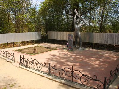 Братская могила советских воинов, погибших в 1941 г.