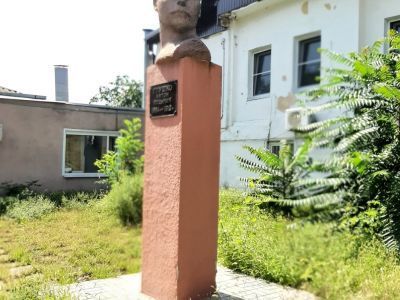 Памятник А.Глушко - первому председателю горсовета