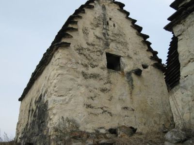 Склеп наземный с двухскатной ступенчатой кровлей 9