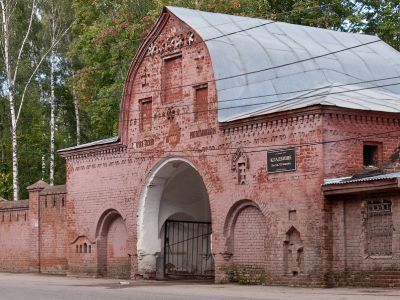 Кирпичная ограда