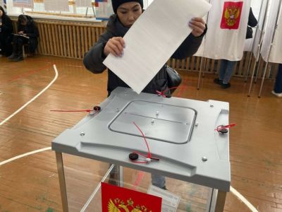 Председатель УИК №694 рассказала о начале голосования в школе №1 Якутска / Семен Родионов   