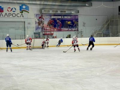 Хоккеисты Мирнинского района открыли Год детства турниром