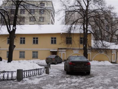 Хозяйственный корпус с конюшней