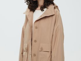 Ветровка на пуговицах с капюшоном