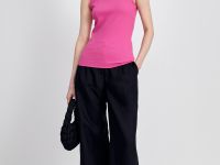 Майка с фигурным разрезом