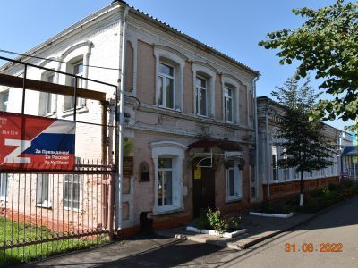 Два двухэтажных кирпичных здания разделенных брандмауэром на две равные смыкающиеся части, бывший дом Ефтифьевой ныне стоматологическая поликлиника