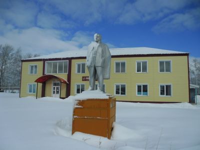 Памятник В.И. Ленину. Сооружен из железобетона