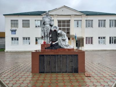 Братская могила с памятником