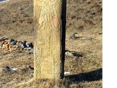 Стела с полукруглым завершением (надгробный памятник 3)