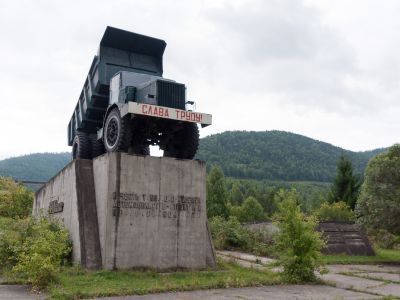 Самосвал «МАЗ-225», установленный в честь строителей Красноярской ГЭС