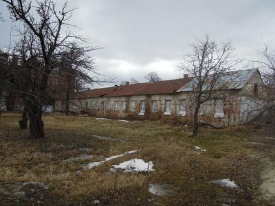 Одноэтажный восточный корпус служб