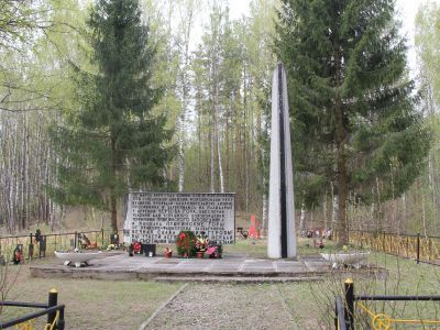 Братская могила воинов Советской Армии, погибших в 1944 г. Здесь же похоронен Ермолаев Федор Евдокимович (- - 1944), подполковник, командир 760 СП 208 СД