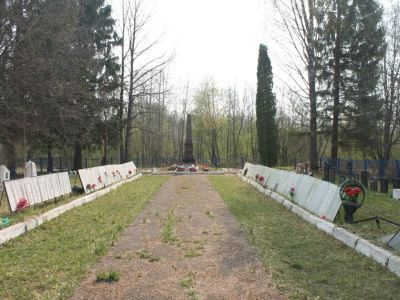 Воинское кладбище воинов Советской Армии, погибших в боях с немецко-фашистскими захватчиками в период Великой Отечественной войны 1941-1945 гг.