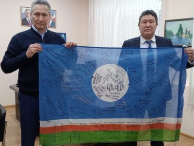 Флаг с автографами участников СВО передали в музейный фонд исторического парка в Якутске