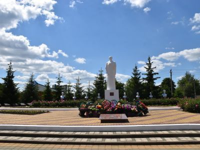 Братская могила советских воинов, погибших в боях с фашистскими захватчиками в 1943 году. Захоронено 213 человек, имена установлены. Обелиск