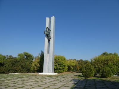 Обелиск в "Балке смерти", в которой немецко-фашистские оккупанты систематически расстреливали жителей г. Таганрога в 1941-1943 гг.