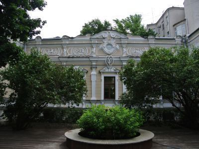 Дом, в котором в 1730-х гг. жил Сумароков Александр Петрович. В начале XIX в. здесь жил Баратынский Евгений Абрамович, у которого бывал А.С.Пушкин. Позднее здесь бывал Л.Н.Толстой