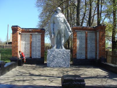 Братская могила 35 воинов Советской Армии, партизан, погибших в 1943 г. в боях с немецко-фашистскими захватчиками при освобождении Александровского сельского Совета