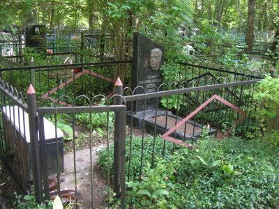 Могила профессора, патофизиолога А.И. Ойвина, 1972 г.