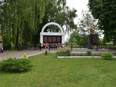 Братская могила советских воинов, погибших в боях с фашистскими захватчиками в 1943 году. Захоронено 36 человек, имена установлены