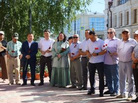 В День национальной печати возложили цветы к памятнику Василию Никифорову-Кюлюмнюру