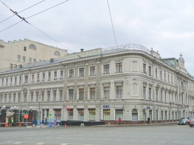 Доходный дом Московского Купеческого банка с магазинами и товарными складами, 1820-е-1830-е гг., 1890-е гг., архитекторы О.И.Бове, Б.В.Фрейденберг. В 1832 г. здесь жил и работал художник А.С.Ястребилов, один из создателей "Натурального класса", послуживше