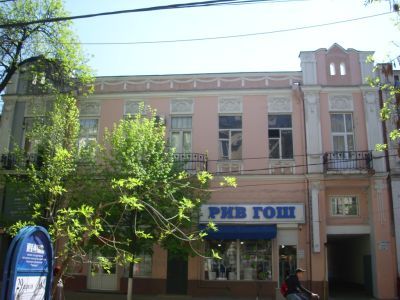 Дом жилой с торговыми помещениями на первом этаже