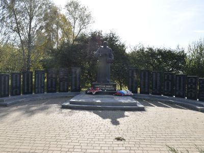 Братская могила советских воинов, погибших в боях с фашистскими захватчиками в 1943 году. Захоронено 453 человека, установлены имена 451 человека. Скульптура советского воина
