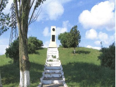 Памятник механизатору совхоза С.С. Горишняку, подорвавшемуся на мине вместе с трактором в 1947 г. при восстановлении народного хозяйства после Великой Отечественной войны