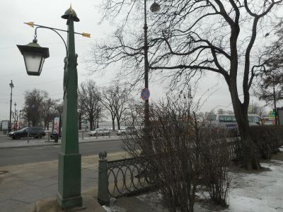 Фонарные столбы с решеткой