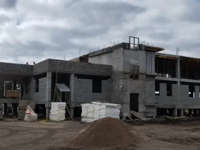 В Нюрбе строительство нового лечебного корпуса ЦРБ завершится в конце 2025 года