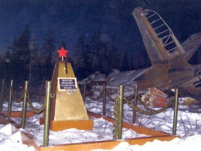 Мемориальная доска на месте гибели 6 июня 1943 г. экипажа самолета-бомбардировщика № 253721