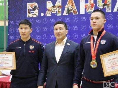 Министерство спорта Якутии наградило чемпионов мира по мас-рестлингу
