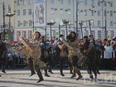 В Якутске на площади Республики открыли большой театральный сезон