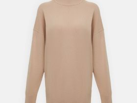 Джемпер с воротником-стойкой и спущенным плечом