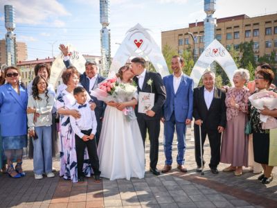 Первая торжественная регистрация брака состоялась на площади Республики