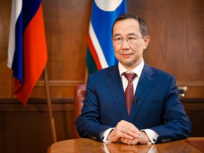 Айсен Николаев поздравил якутян с Днем Государственного флага России