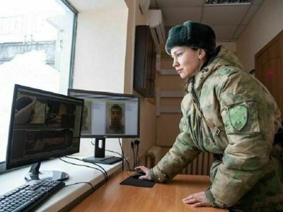 Женщинам разрешат служить в Росгвардии в платьях, туфлях и панаме