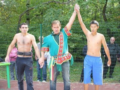 Школьник из Чурапчи шагает по Москве.