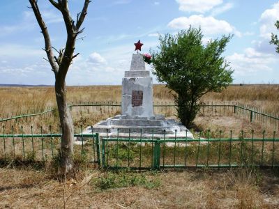 Братская могила советских воинов