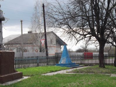 Братская могила 4 советских воинов, погибших в 1941 и 1943 гг. в боях с немецко-фашистскими захватчиками