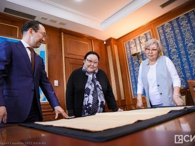 Уникальный экземпляр газеты «Известия» передал глава Якутии нацбиблиотеке республики