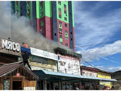 Пожар вспыхнул на территории оптовой базы по ул. Чернышевского в Якутске