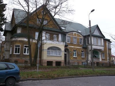 Вилла с росписью в подъезде