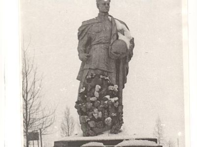 Братская могила 1289 советских воинов и партизан, погибших в 1941-1943 гг. в боях с немецко-фашистскими захватчиками. Установлена скульптура