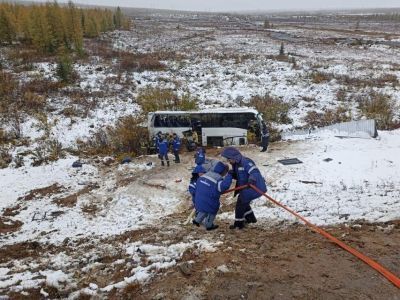 30 человек с места опрокидывания автобуса доставили в Алданскую ЦРБ. Четверо — в реанимации