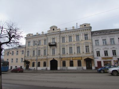 Здание, которое построено в 80-е годы XIX века, использовалось под лавки, банк, с 1917-1923 гг. под губком партии и комсомола