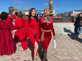 По центру Якутска прошли около 130 женщин в красном