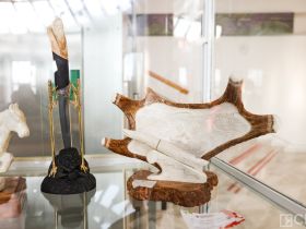 Более 70 кузнецов демонстрируют возможности якутских ножей, разрезая войлок, кости и дерево