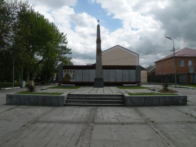 Братская могила участников гражданской войны, погибших в 1918-1919 гг. (установлен обелиск)